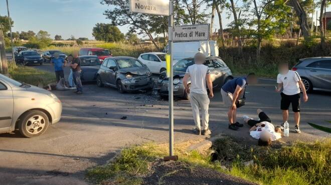 Ardea, incidente tra quattro auto su via Pratica di Mare: feriti tutti i conducenti