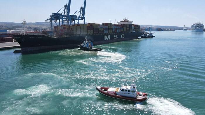 Giganti del mare a Civitavecchia: la portacontainer MSC Tomoko attracca di fronte alla Wonder of the Seas