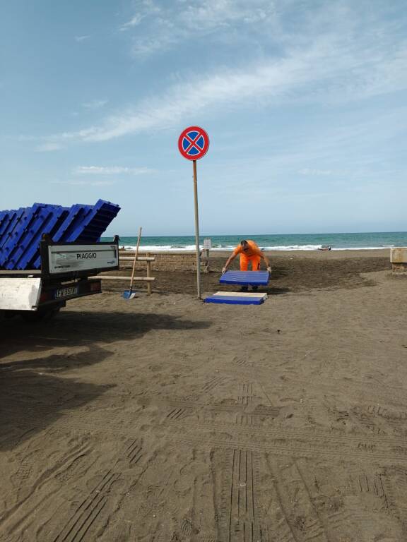 Passerelle, pulizia quotidiana e il progetto ‘Mare Sicuro’ sulle spiagge di Campo di Mare