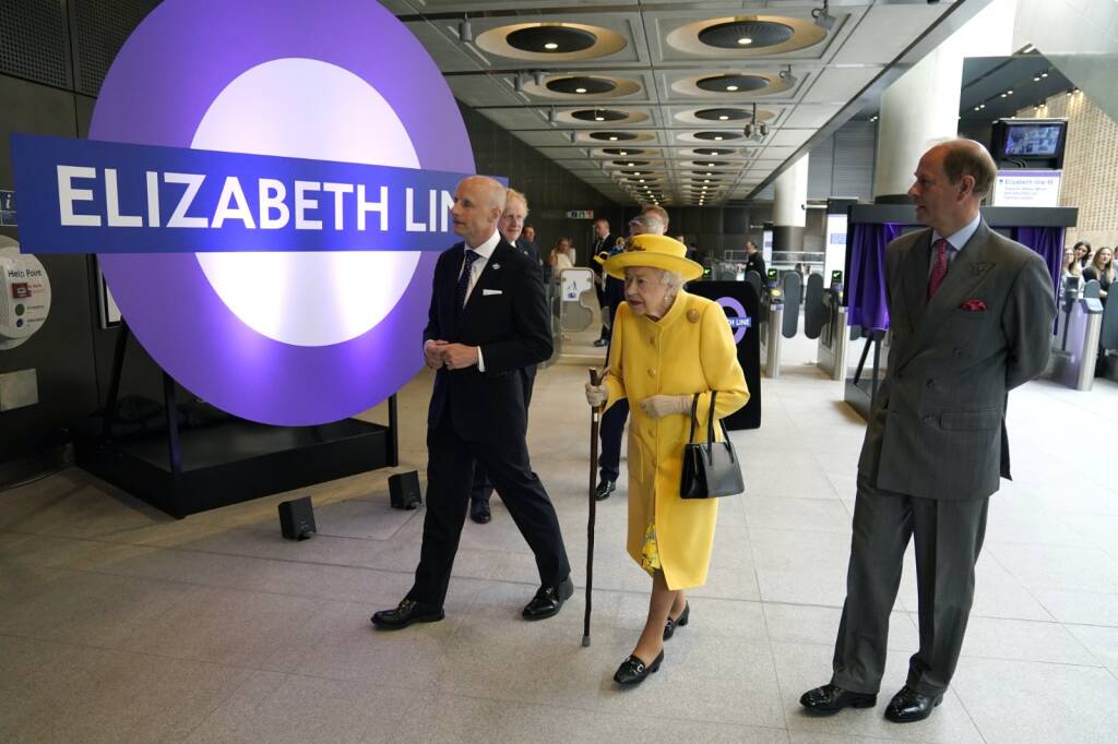 La Regina Elisabetta a sorpresa nella metro di Londra (sulla linea viola a lei dedicata) – VIDEO