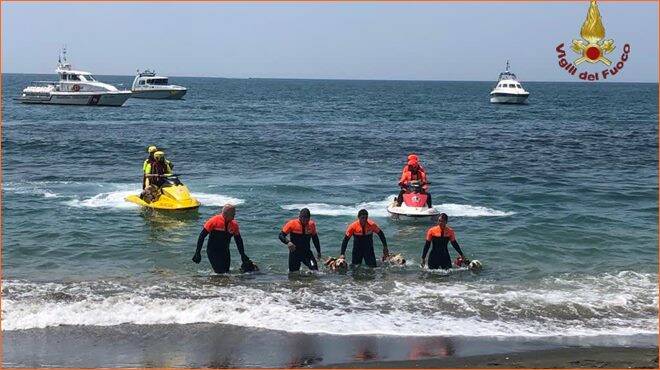 Ostia, raffica di salvataggi in mare… Ma è un’esercitazione dei pompieri