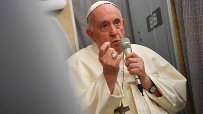 papa francesco aereo conferenza