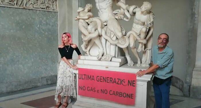 Blitz ai Musei Vaticani: gli attivisti per il clima si incollano alla statua del Laocoonte