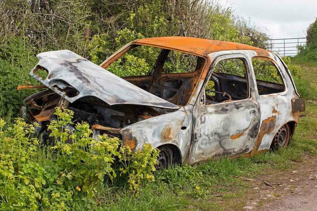 Auto abbandonate a Fiumicino: come fare le segnalazioni alla Polizia Locale