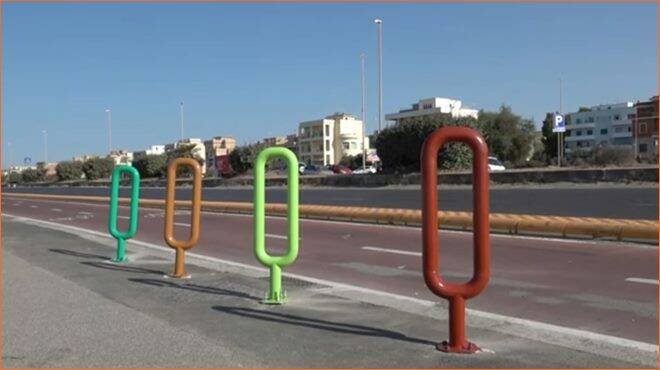 Sul lungomare di Ostia posizionate nuove rastrelliere colorate per le biciclette