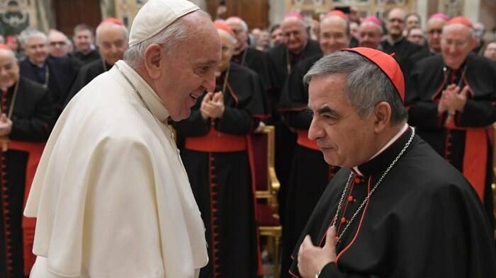 Vaticano, il mistero delle chat del Cardinale: “Porta la registrazione, è un ordine di A”