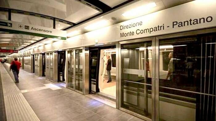 Roma, molestò una 16enne nell’ascensore della Metro C: arrestato 22enne