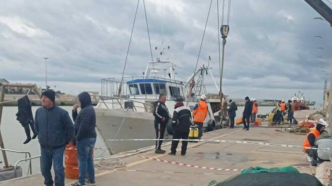 Fiumicino, peschereccio affondato nel porto canale: le operazioni di recupero del “Ciclone”