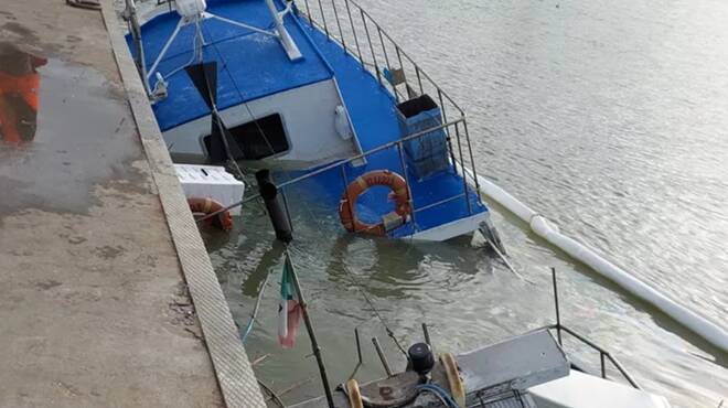 “Aiutateci a rimetterci in piedi”: scatta la raccolta fondi per il peschereccio affondato nel porto canale