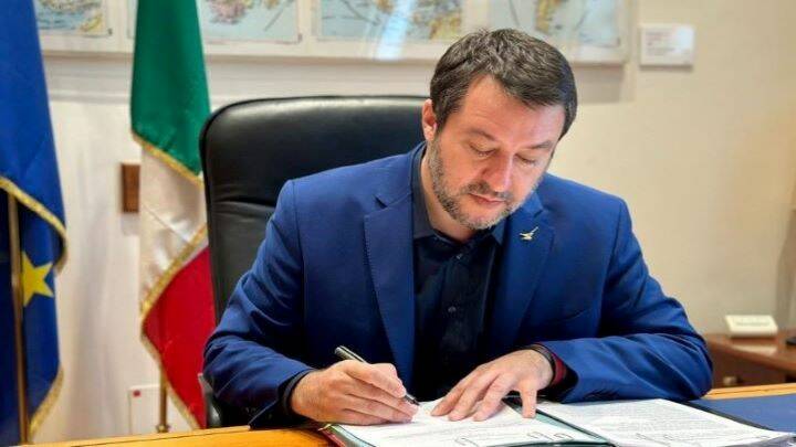 Salvini pressa le compagnie aeree: “Valutare di non mettere gli animali in stiva”