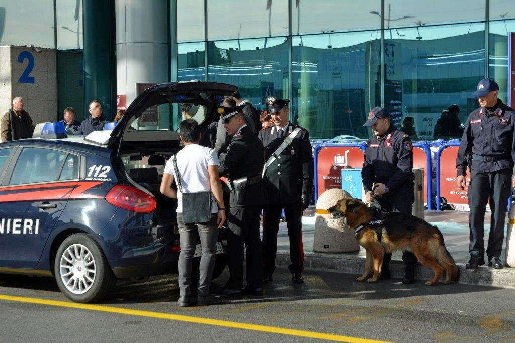 Fiumicino, rubano profumi e cosmetici al duty free dell’aeroporto: denunciati 3 viaggiatori