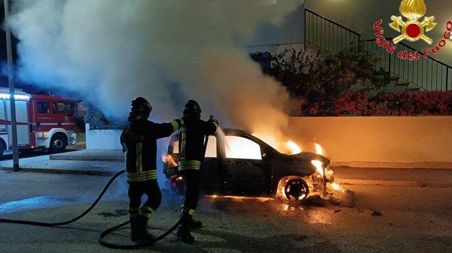 Auto in fiamme Santa Severa