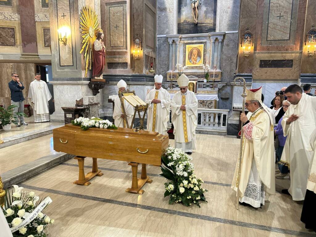 Civitavecchia, lacrime e preghiere: in cattedrale l’ultimo saluto a mons. Marrucci