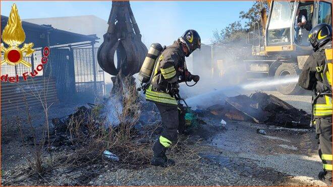 Civitavecchia, in fiamme un ex deposito: bruciano plastiche e scarti di lavorazione