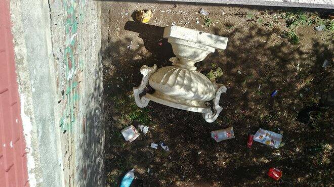 Ostia. Vasi divelti, rifiuti e bottiglie rotte: le tristi condizioni della scalinata di Regina Pacis