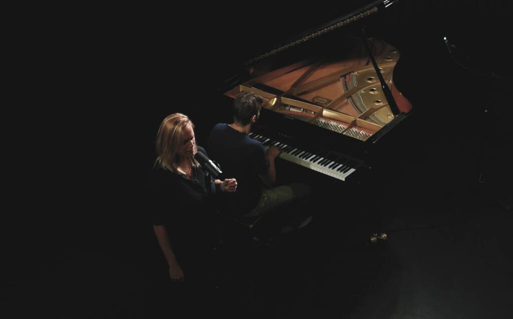 Partiture che annullano le distanze: a Terracina Bruno Bavota e Chantal Acda in concerto 