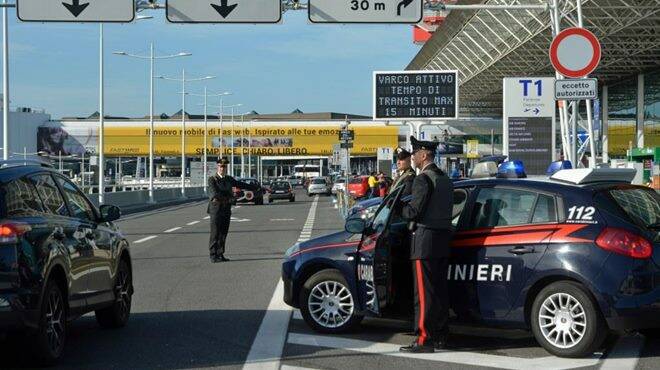 Fiumicino, rubano nei duty free dell’aeroporto in attesa del volo: denunciati