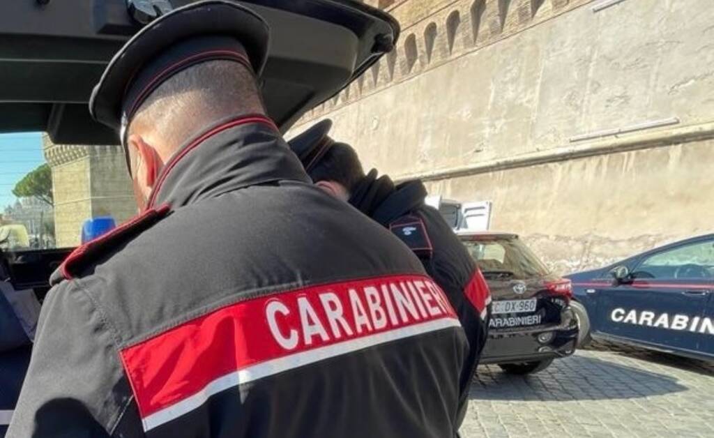 Preso per il collo e minacciato con bottiglie di vetro: rapinatori arrestati Roma