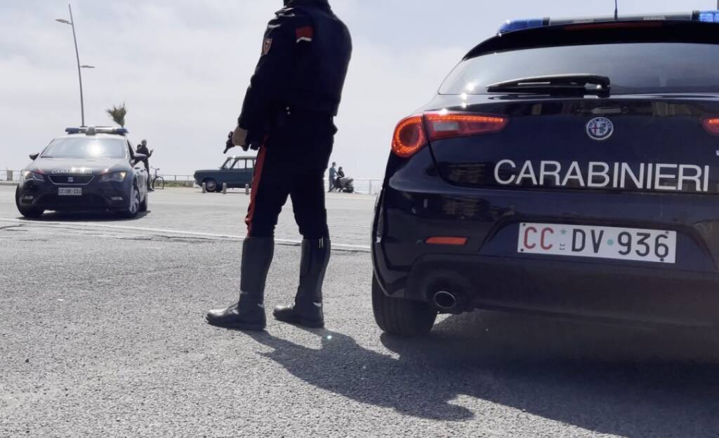 Droga, coltelli e degrado: stretta dei carabinieri nel X Municipio