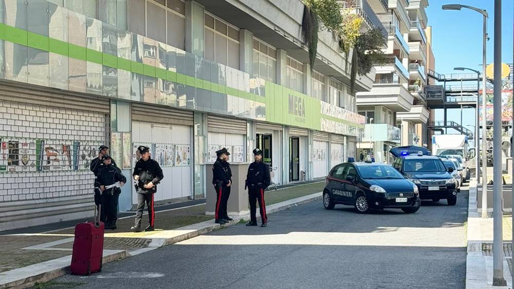 Carabinieri parco leonardo falso allarme bomba