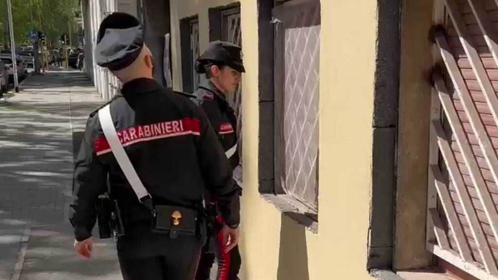 Roma, spaccio dalla finestra su commissione telefonica: arrestati 2 cugini a Roma