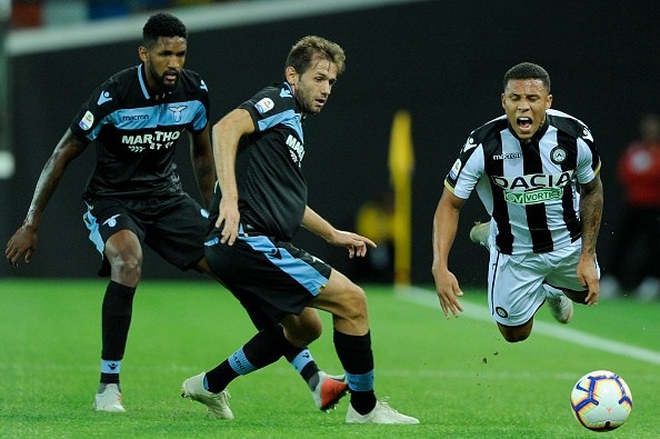 UDINE, ITALY - SEPTEMBER 26: Senad Lulic of SS Lazio compete for the ball with Darwin Mach?s of Udinese during the serie A match between Udinese and SS Lazio at Stadio Friuli on September 26, 2018 in Udine, Italy. (Photo by Marco Rosi/Getty Images)