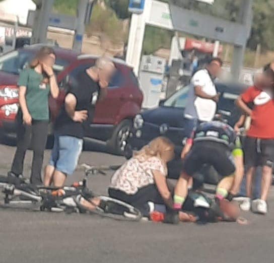 Ladispoli, parabrezza si stacca dall’auto rimorchiata e colpisce un ciclista