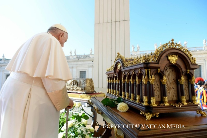 Papa Francesco nuovamente ricoverato al Gemelli: sarà operato d’urgenza